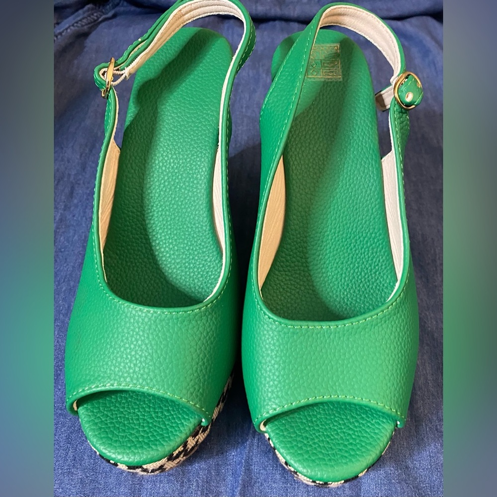 Green open-toe wedge sandals with a black and white houndstooth pattern platform - Picture 7 of 7